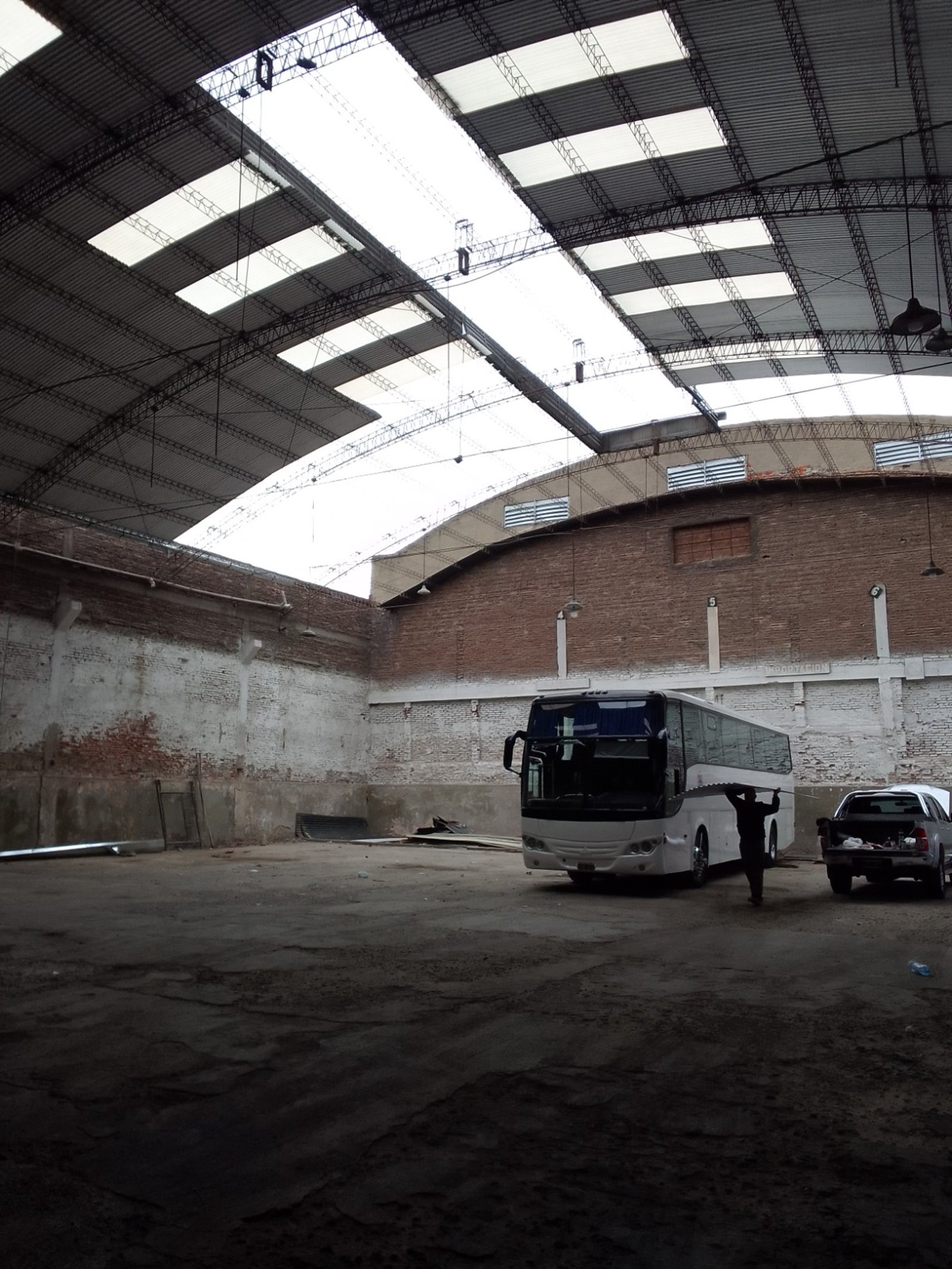 Interior de nave industrial con techo de chapa y lucernarios — proyecto Galpon en Avellaneda, por Arquitecto Guido Niccoli, en Avellaneda